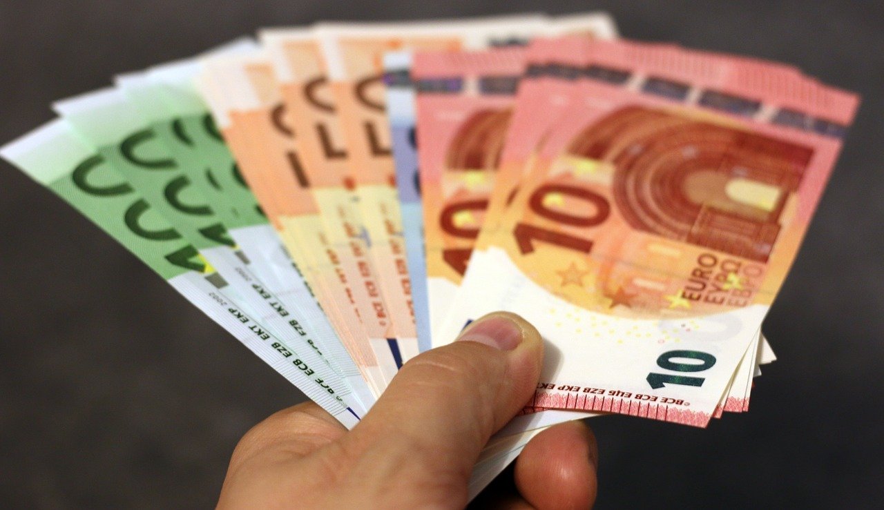 Geld - Bild von moerschy auf Pixabay.